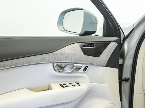 Certified 2025 Volvo XC90 T8 Ultra AWD/4WD image 28