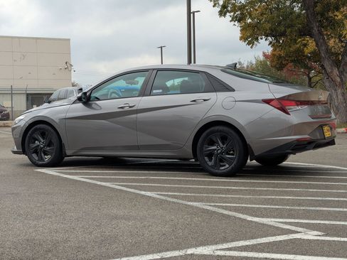 Used 2022 Hyundai Elantra SEL image 6