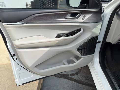 Certified 2023 Jeep Grand Cherokee L Overland w/ Rear Seat Video Group I AWD/4WD image 49