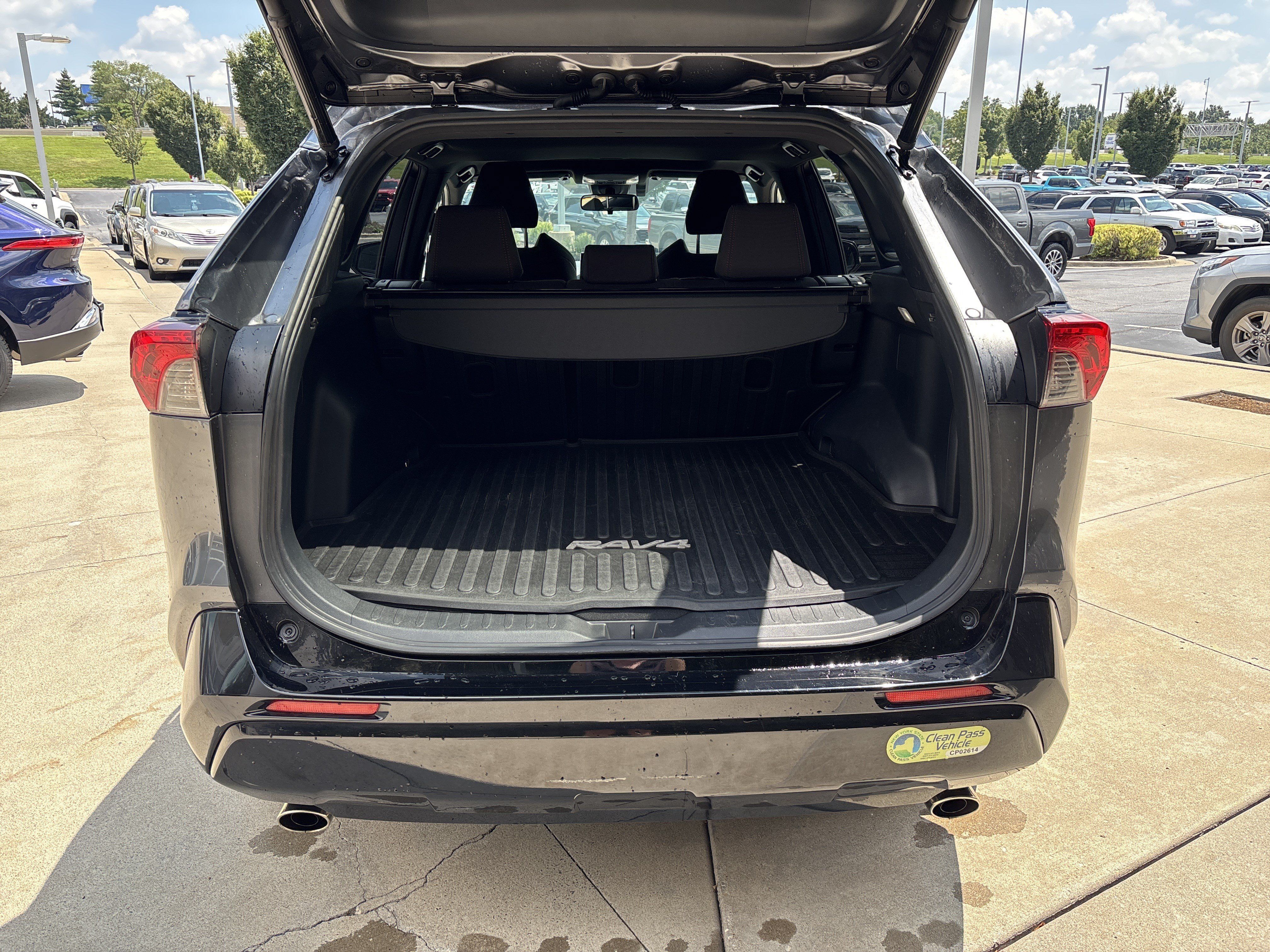Used 2022 Toyota RAV4 SE w/ Weather & Moonroof Package AWD/4WD image 31