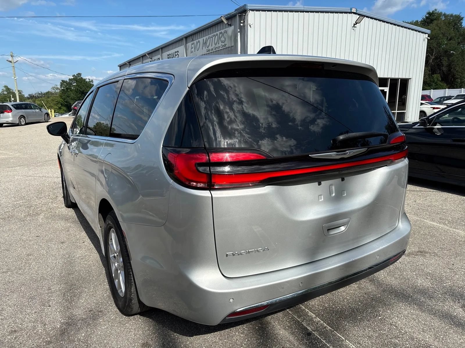 Used 2024 Chrysler Pacifica Touring-L FWD image 7