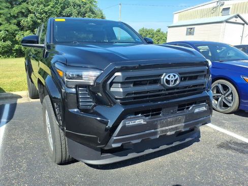 Used 2024 Toyota Tacoma SR5 AWD/4WD image 11