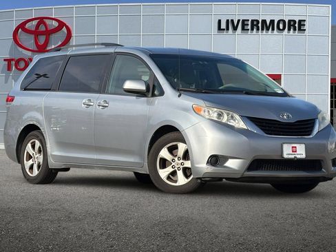 Used 2014 Toyota Sienna LE FWD image 2