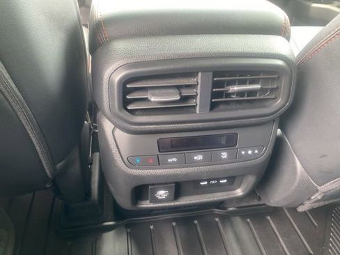 Used 2025 Honda Pilot TrailSport image 25