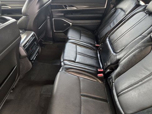 Used 2024 Jeep Wagoneer L Series II RWD image 22