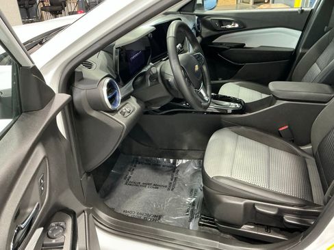 Used 2025 Chevrolet Trax LT w/ LT Convenience Package FWD image 5