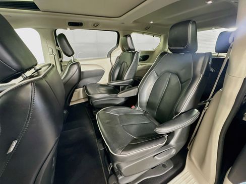 Used 2023 Chrysler Pacifica Limited FWD image 29