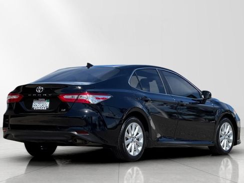 Used 2019 Toyota Camry LE image 4