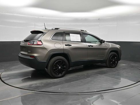 Used 2019 Jeep Cherokee Latitude Plus w/ Comfort/Convenience Group AWD/4WD image 8