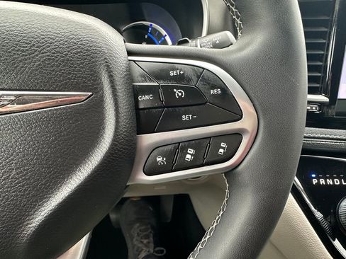 Certified 2023 Chrysler Pacifica Touring-L FWD image 4