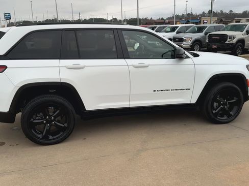 Used 2022 Jeep Grand Cherokee Altitude image 2