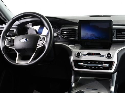 Used 2022 Ford Explorer XLT w/ Equipment Group 202A image 8