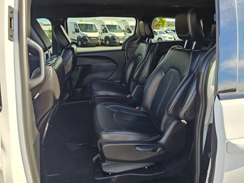 Used 2024 Chrysler Pacifica Limited FWD image 18