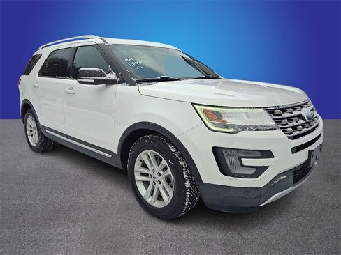 Used 2017 Ford Explorer XLT w/ Equipment Group 201A image 3