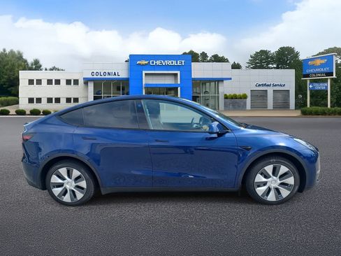 Used 2023 Tesla Model Y AWD image 3