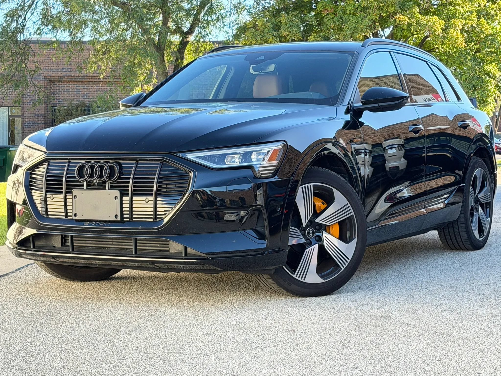 Used 2022 Audi e-tron Premium Plus w/ Premium Plus Package AWD/4WD image 2