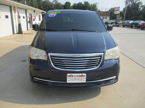 Used 2014 Chrysler Town & Country Touring FWD image 3