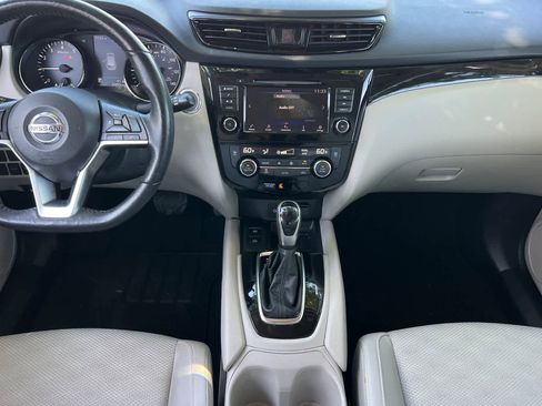 Used 2022 Nissan Rogue Sport SV w/ Technology Package FWD image 4