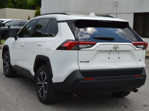 Used 2020 Toyota RAV4 LE FWD image 4