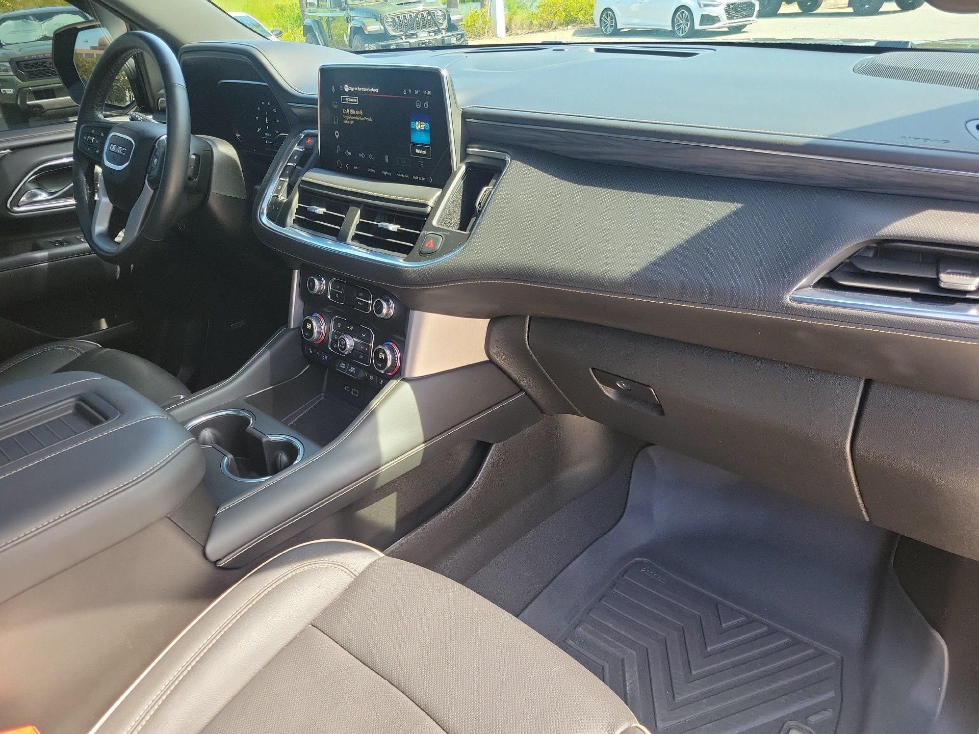 Used 2023 GMC Yukon SLT w/ SLT Premium Package RWD image 3