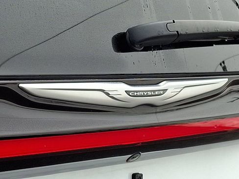 Used 2023 Chrysler Pacifica Touring-L image 29