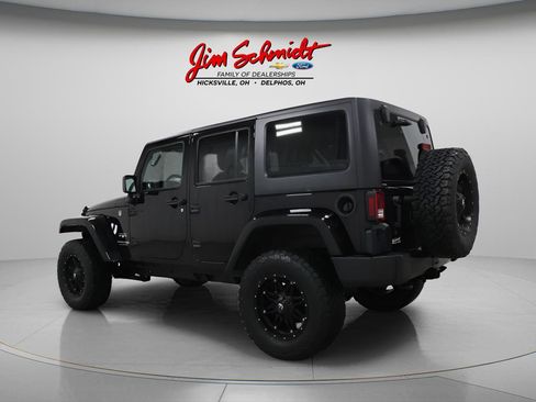 Used 2018 Jeep Wrangler Unlimited Sahara w/ Connectivity Group image 4