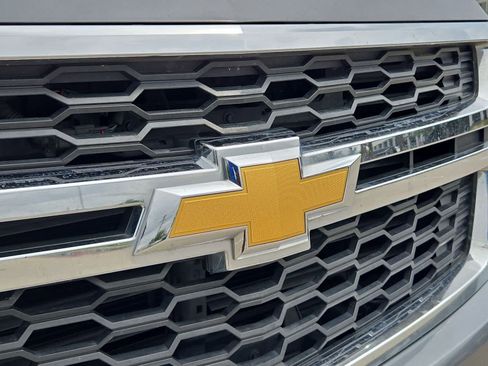 Used 2019 Chevrolet Suburban LT RWD image 10