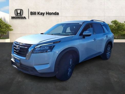 Used 2025 Nissan Pathfinder SV image 7