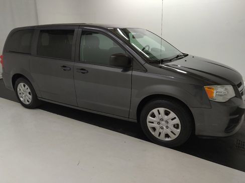 Used 2019 Dodge Grand Caravan SE w/ UConnect Hands-Free Group FWD image 11