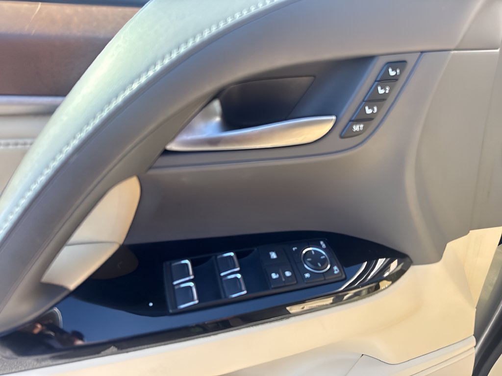 Used 2019 Lexus LX 570 4WD w/ Luxury Package image 25