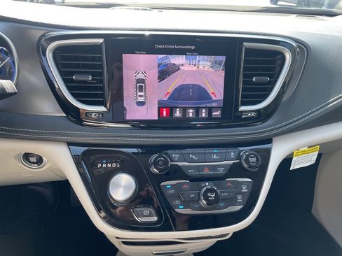 Used 2022 Chrysler Pacifica Touring-L w/ Uconnect Theater Family Group image 22