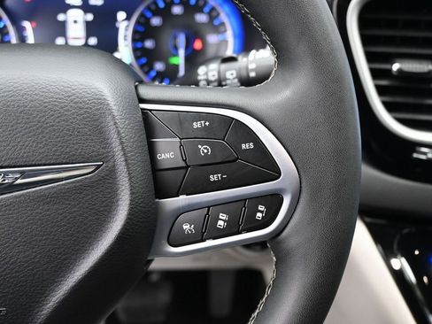 Used 2024 Chrysler Pacifica Touring-L image 20