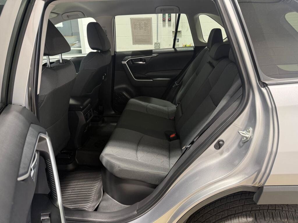 Used 2025 Toyota RAV4 XLE AWD/4WD image 17