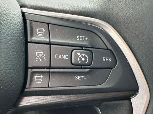 Used 2025 Jeep Grand Cherokee Laredo w/ Luxury Tech Group I AWD/4WD image 20