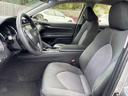 Used 2018 Toyota Camry LE image 9