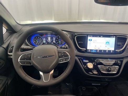 New 2026 Chrysler Pacifica Select image 9