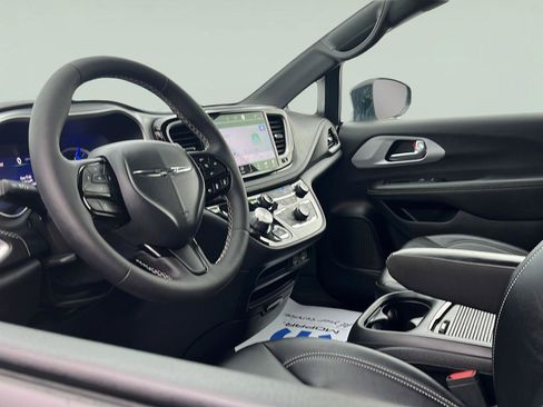 Used 2024 Chrysler Pacifica Limited image 13