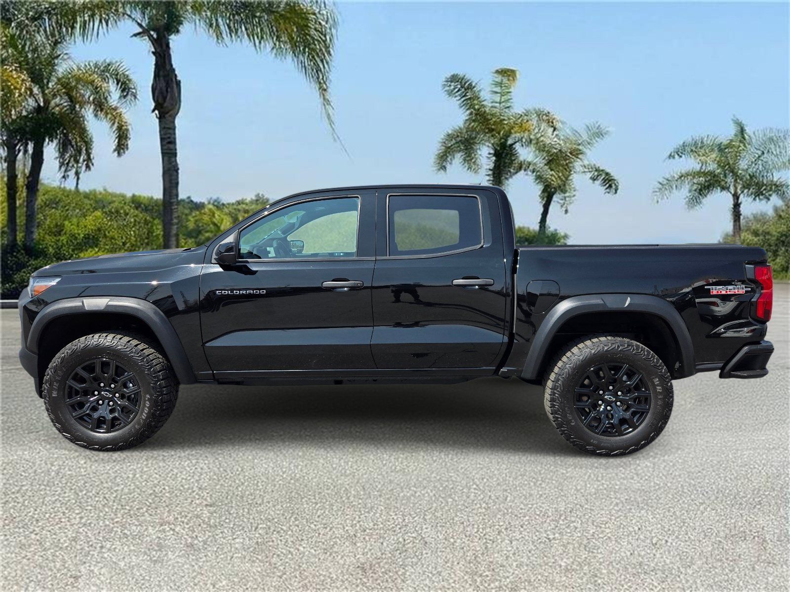 Used 2023 Chevrolet Colorado Trail Boss w/ Technology Package AWD/4WD image 2