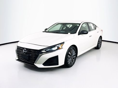 Used 2025 Nissan Altima 2.5 SV FWD image 3