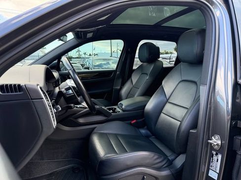 Used 2022 Porsche Cayenne AWD/4WD image 9