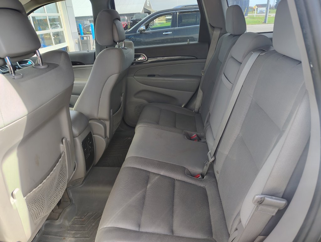 Used 2012 Jeep Grand Cherokee Laredo w/ Laredo E Group AWD/4WD image 16