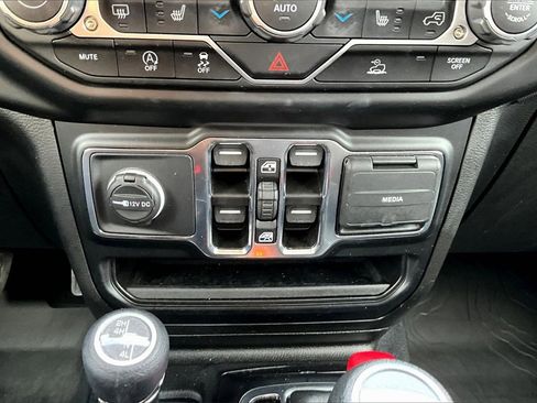 Certified 2022 Jeep Gladiator Willys image 15