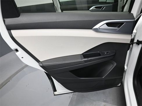 Used 2025 Volkswagen Taos SE w/ Panoramic Sunroof Package image 31