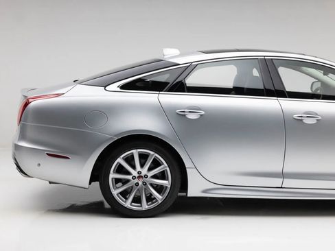 Used 2016 Jaguar XJ R-Sport RWD image 17