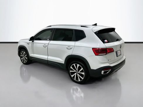 Used 2023 Volkswagen Taos SE w/ Panoramic Sunroof Package FWD image 5