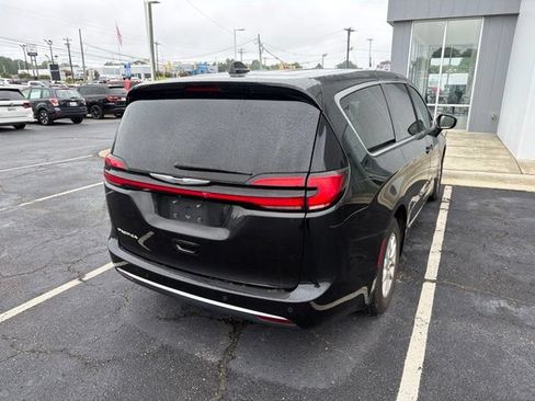 Used 2023 Chrysler Pacifica Touring-L FWD image 5