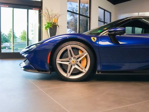 Used 2022 Ferrari SF90 Spider image 11