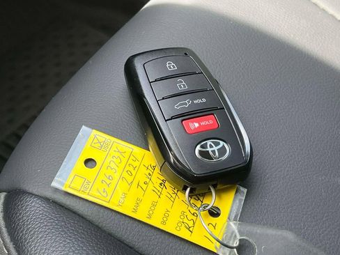 Used 2024 Toyota Highlander XLE AWD/4WD image 38