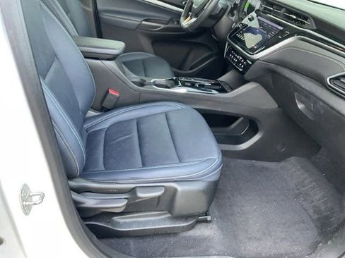 Used 2022 Chevrolet Bolt EUV LT w/ Convenience Package FWD image 16