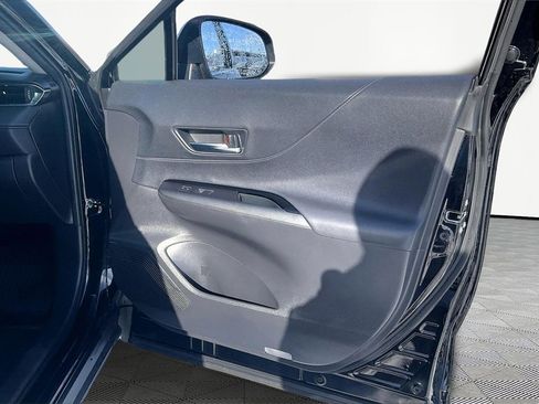 Used 2022 Toyota Venza LE image 29